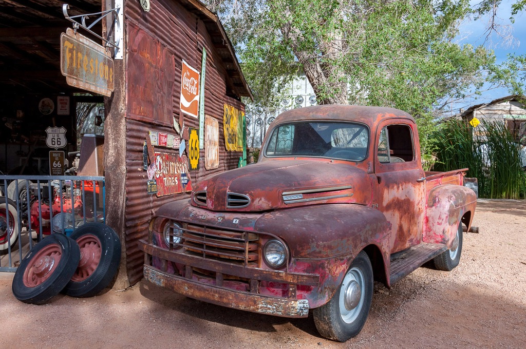 Bild von Papermoon Fototapete "Altes Auto"