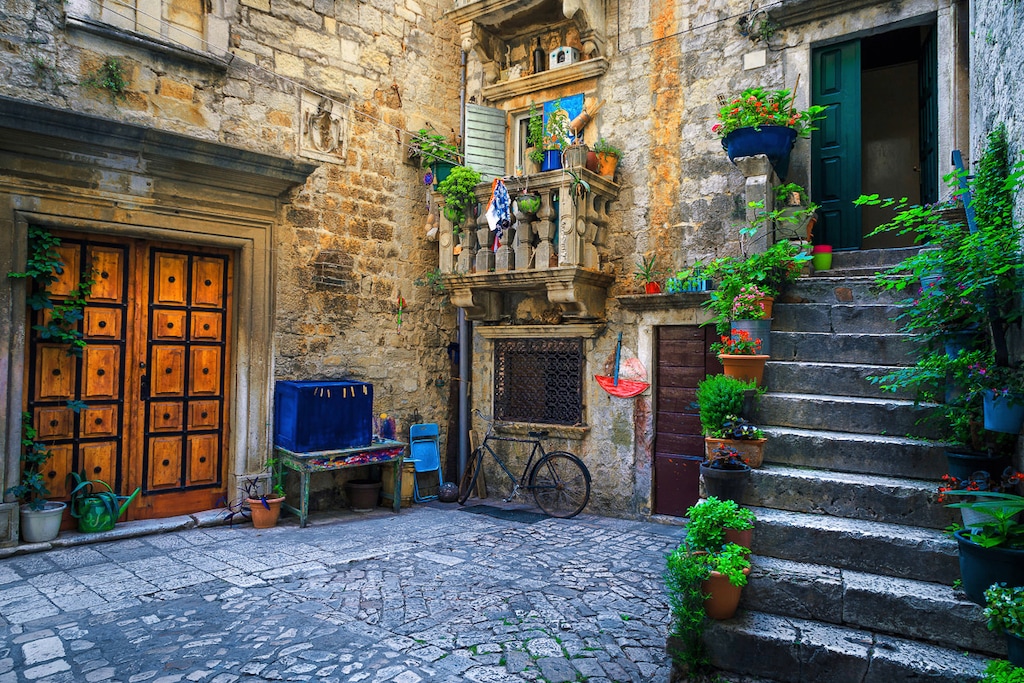Bild von Papermoon Fototapete "Altstadt Hof"