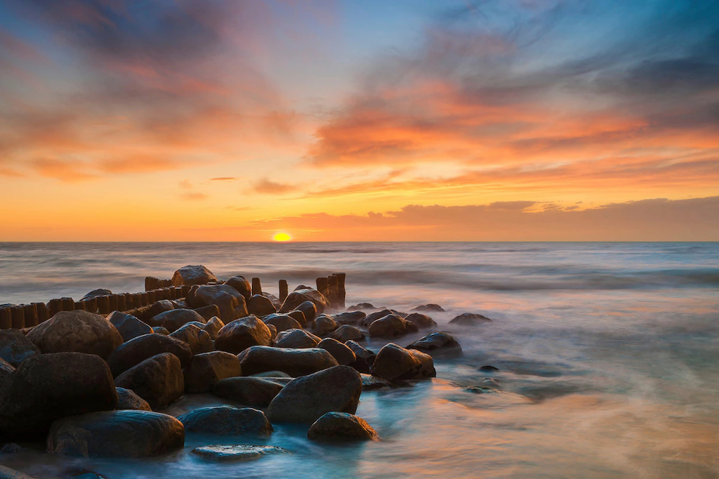Bild von Papermoon Fototapete "Steine im Meer"