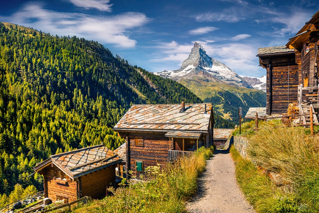 Bild von Papermoon Fototapete "Häuser in berg Landschaft"