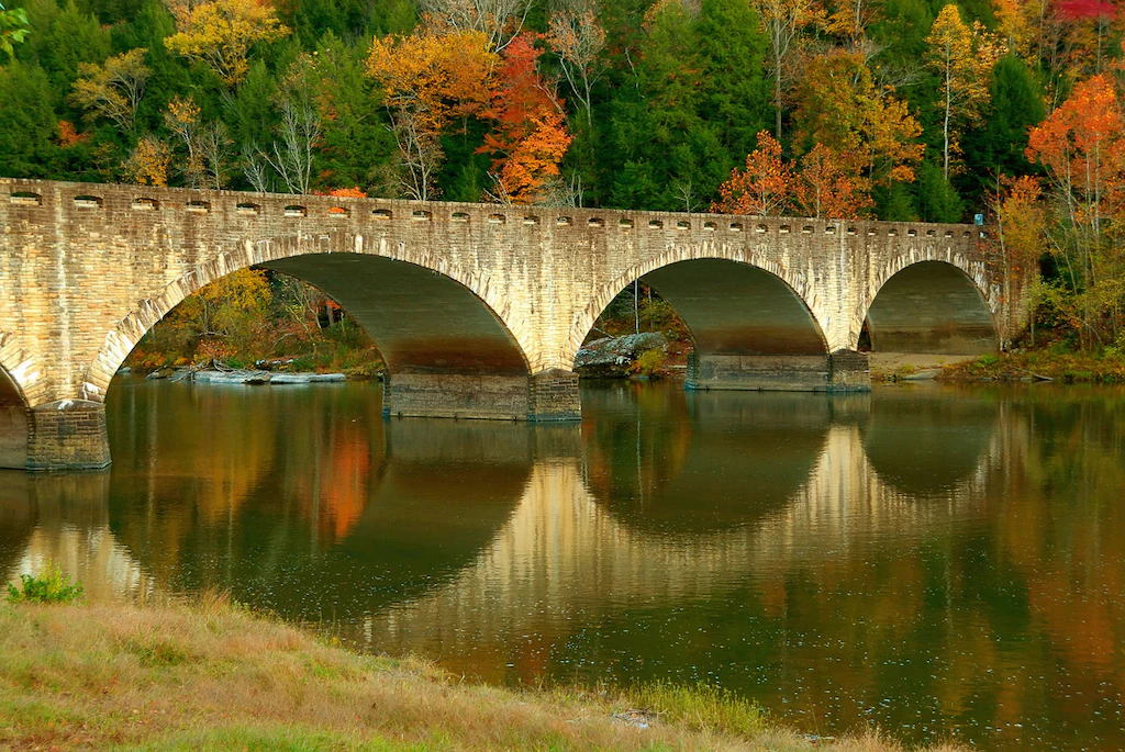 Bild von Papermoon Fototapete "Brücke über Fluss"