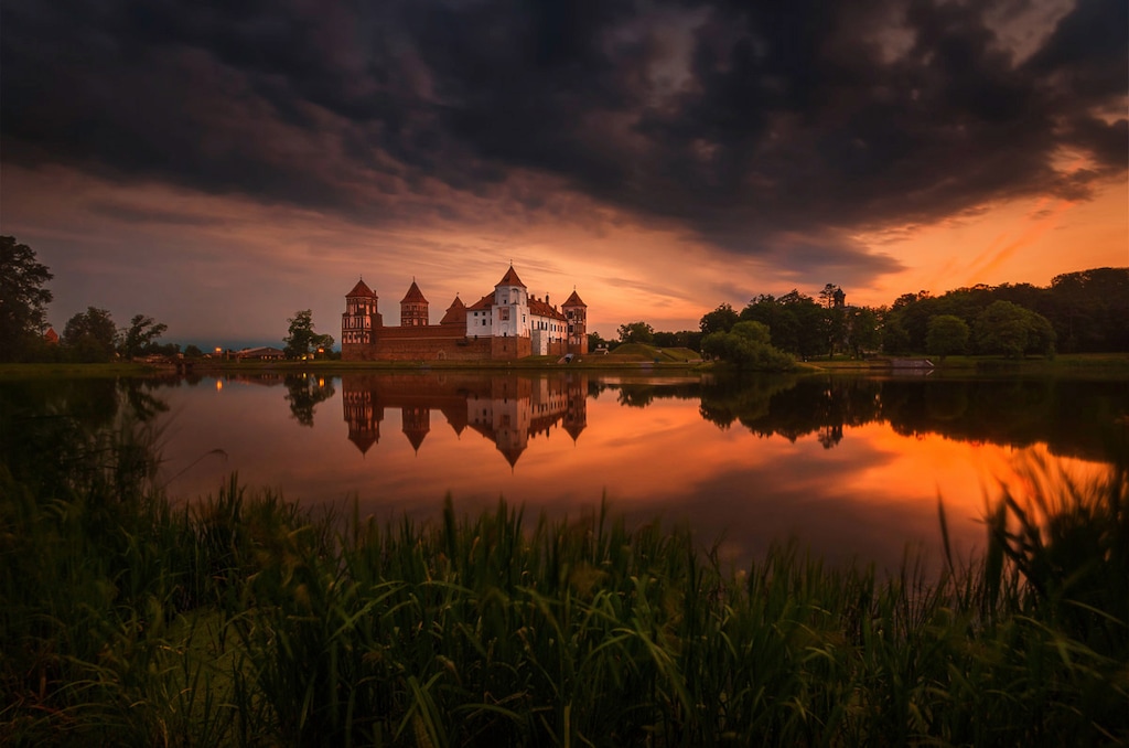 Bild von Papermoon Fototapete "Schloss an See"
