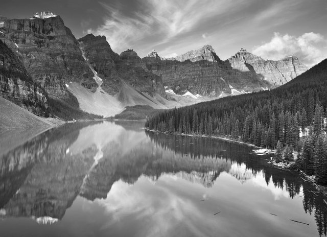 Bild von Papermoon Fototapete "Landschaft schwarz & weiß"