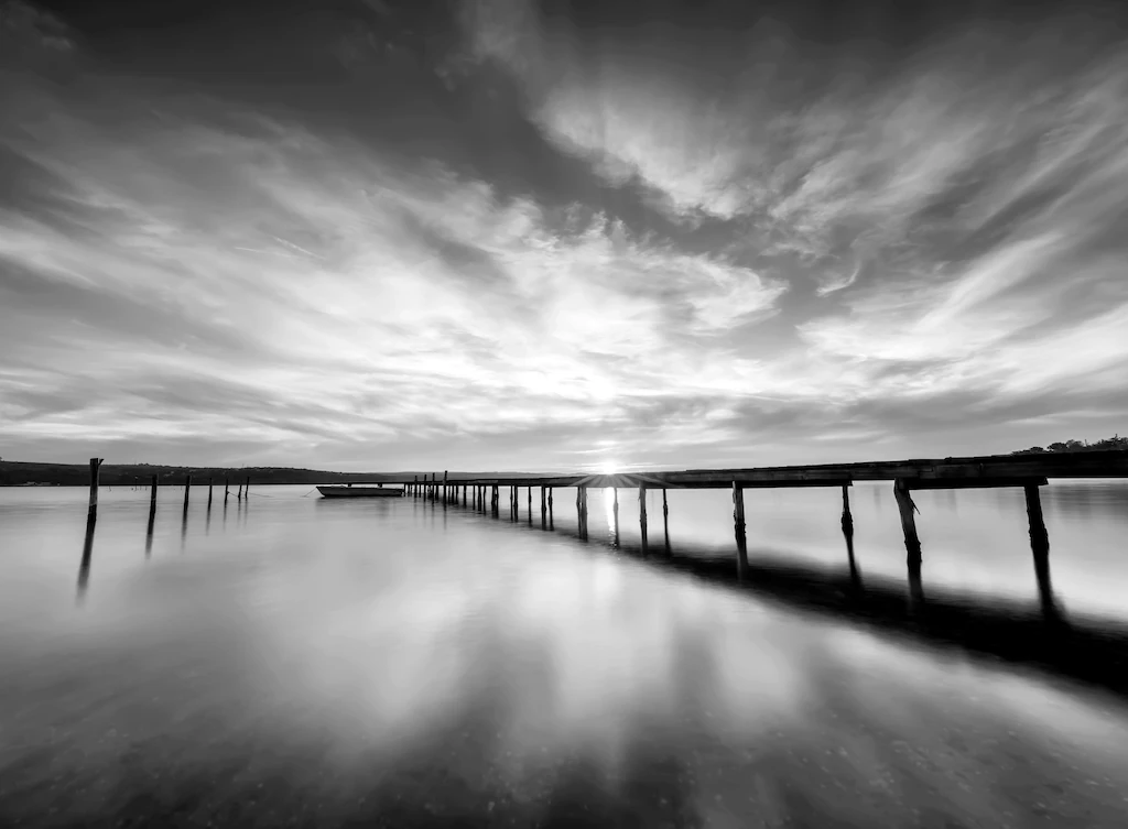 Bild von Papermoon Fototapete "Steg im Wasser Schwarz & Weiß"
