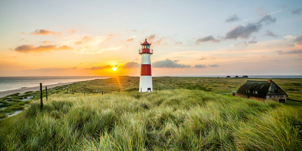 Bild von Papermoon Fototapete "Leuchtturm am Strand"