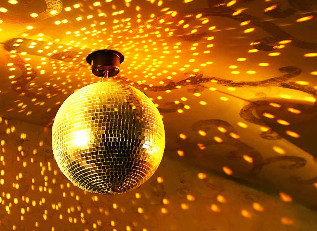 Bild von Papermoon Fototapete "Goldener Discoball"