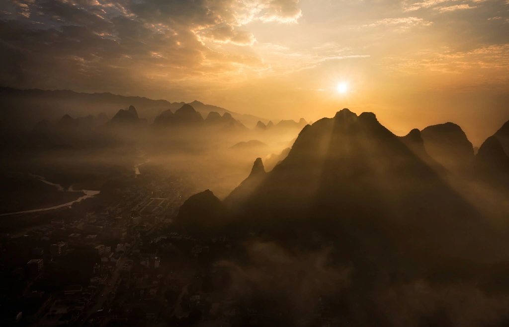 Bild von Papermoon Fototapete "Photo-Art NADAV JONAS, NEBLIGER SONNENAUFGANG"