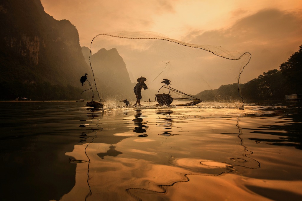 Bild von Papermoon Fototapete "Photo-Art GUNARTO SONG, VERBREITEN SIE DIE FISCHNETZE"