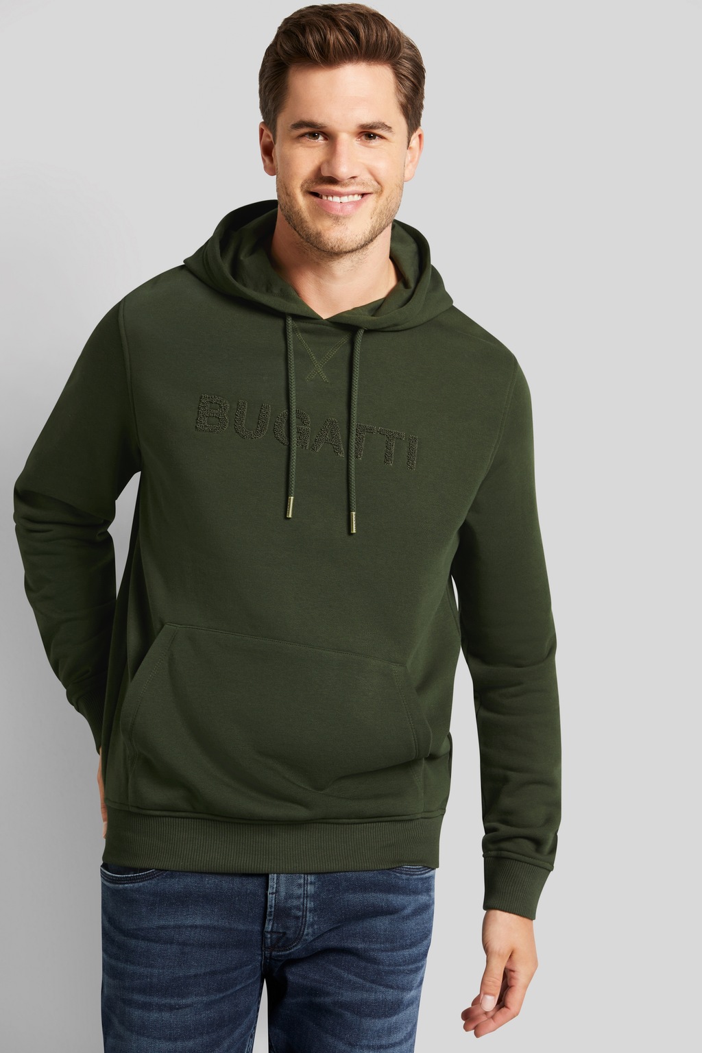 Bild von bugatti Kapuzensweatshirt mit großem Bugatti Schriftzug auf der Brust