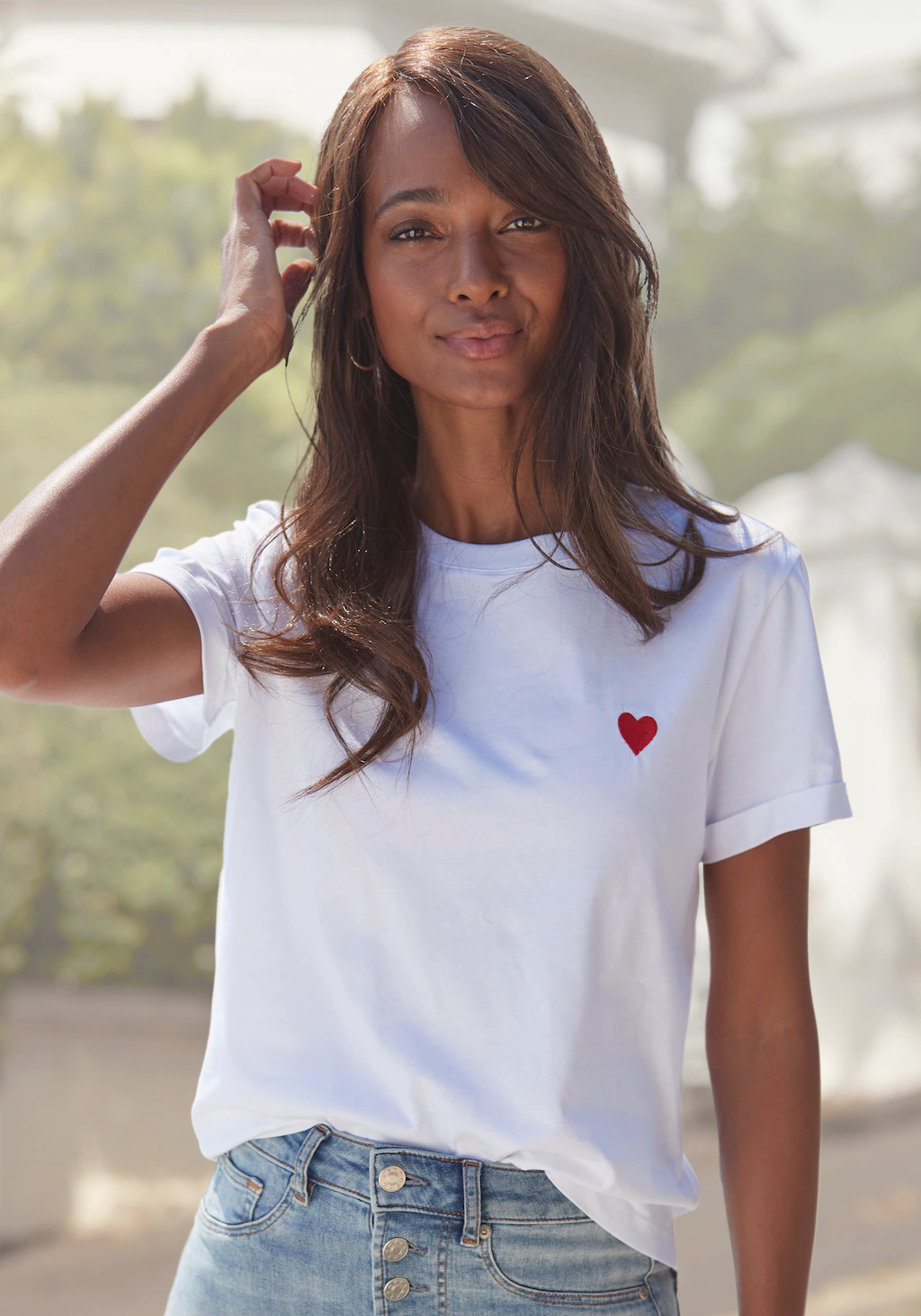 Bild von LASCANA T-Shirt, mit süßer Herz-Stickerei, Kurzarmshirt aus Baumwolle