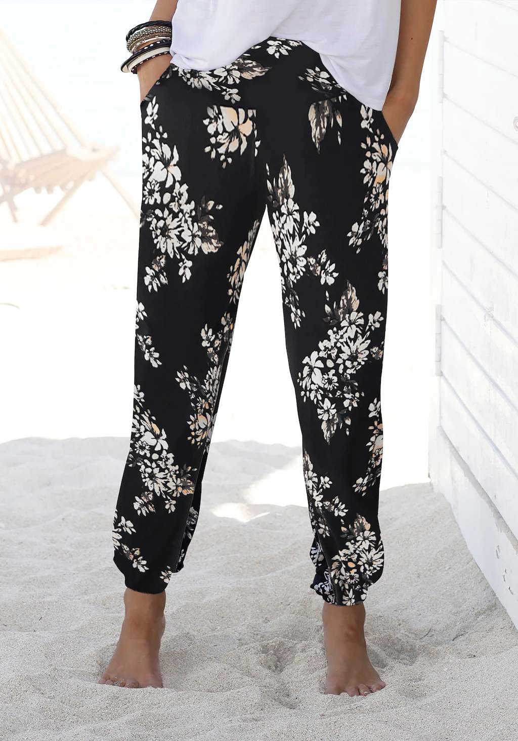 Bild von LASCANA Strandhose, mit dezentem Blumendruck, lockere Jerseyhose, Sommerhose
