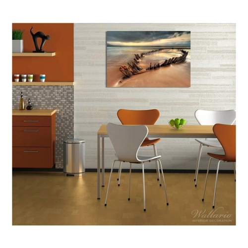 Bild von Glasbild „Verlassenes Boot am Strand“ von Wallario