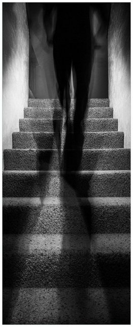 Bild von Wallario Memoboard Mysteriöse Treppe mit Schattenfigur - Schwarzweiß