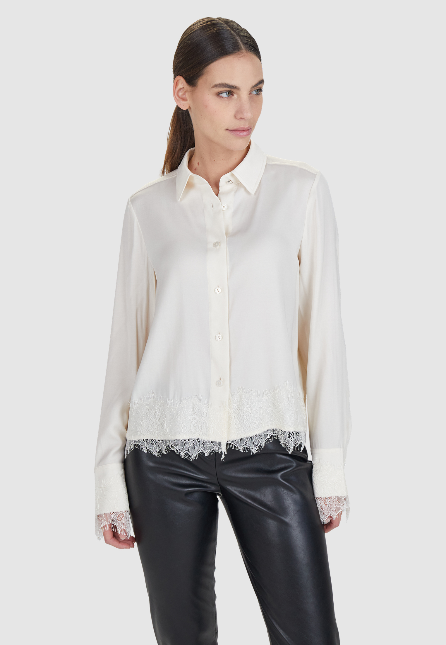 Bild von Satin-Bluse mit Spitzen-Applikation