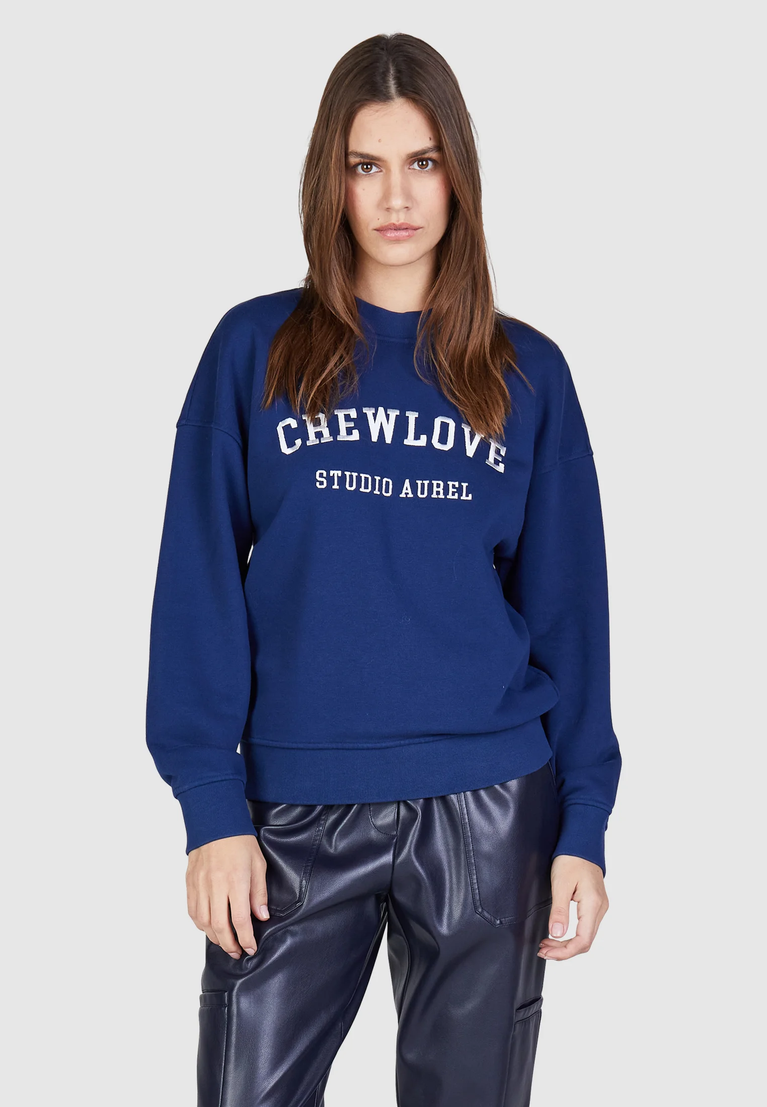 Bild von Sweatshirt mit CREWLOVE Stickerei