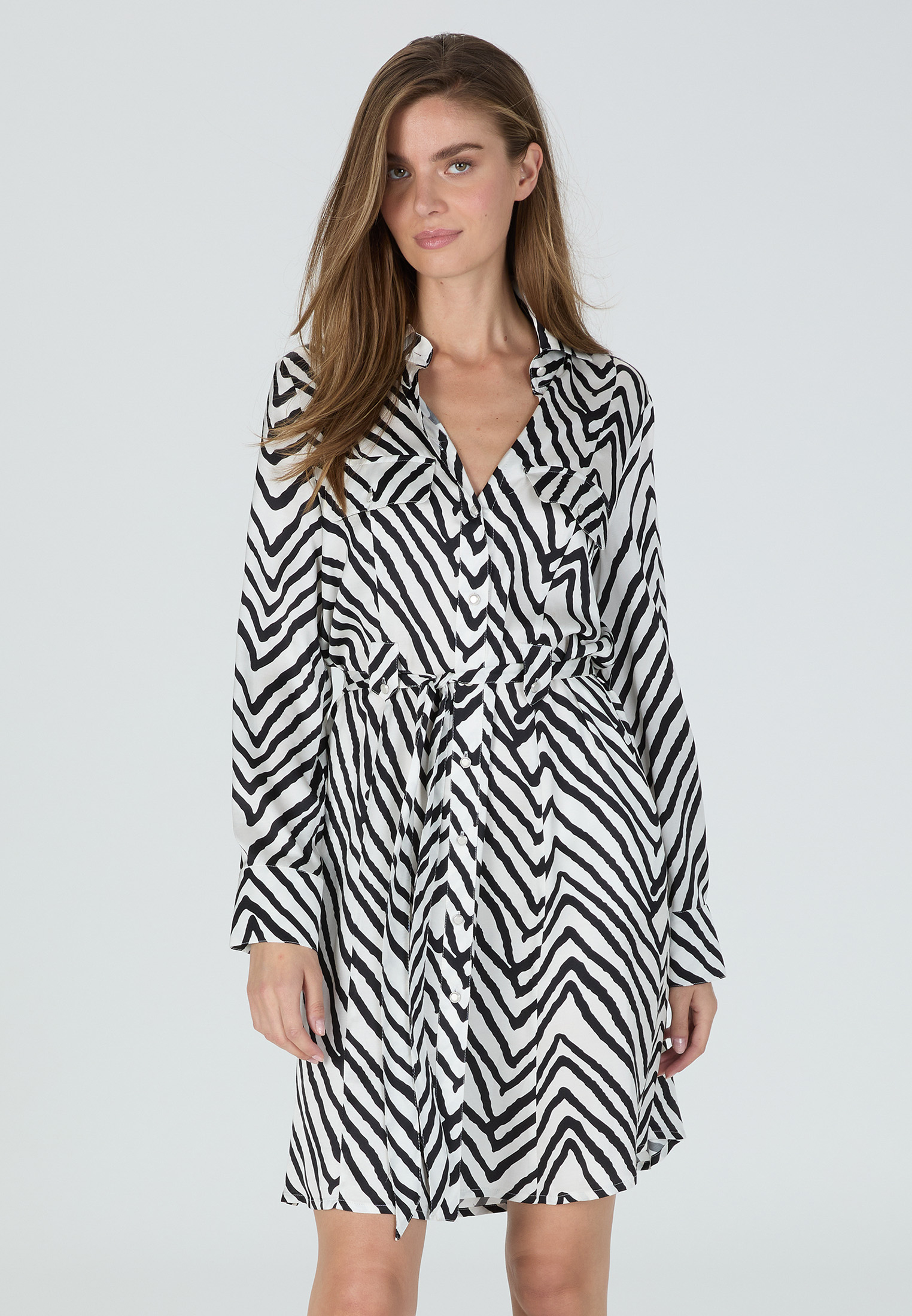 Bild von Kleid mit schwarz-weiß Druck