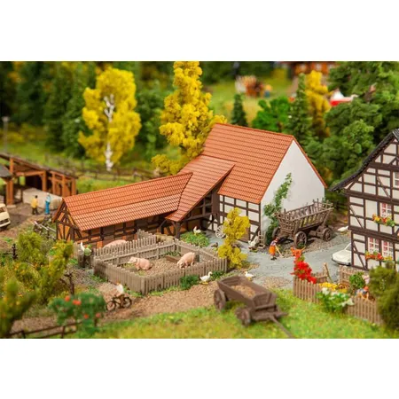 Bild von FALLER Landwirtschaftliches Gebäude mit Zubehör Modellbausatz mit 138 Einzelteilen 125 x 57 x 53mm I Modelleisenbahn Zubehör I Modelleisenbahn Gebäude, Braun und Creme