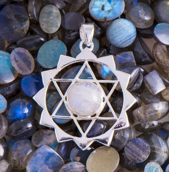 Bild von Hexagramm Amulettmit Regenbogen Mondstein
