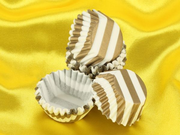 Bild von Pralinenkapseln 25mm weiß-gold 100 Stück
