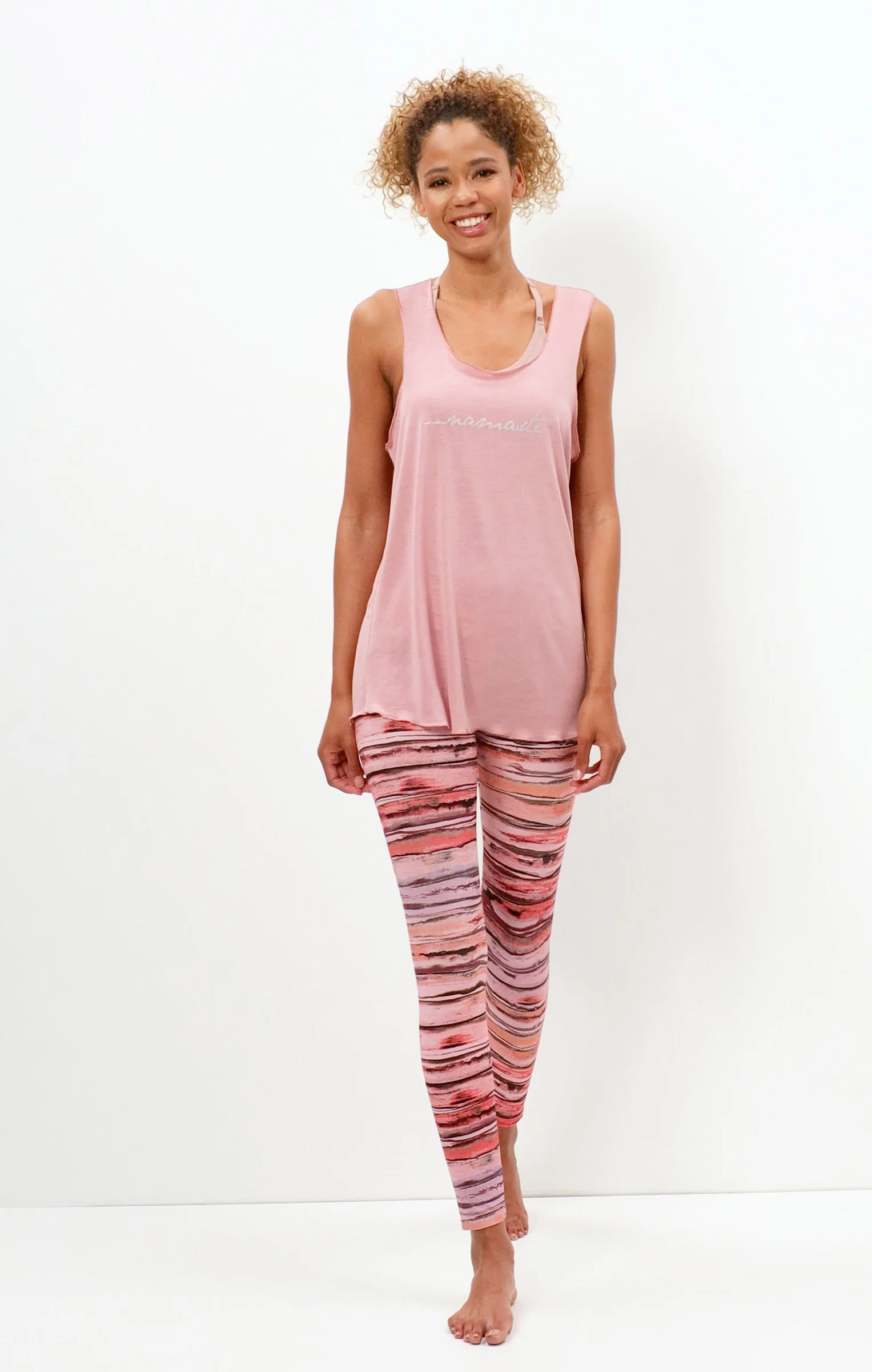 Bild von OGNX Loose Tank. Damen Yoga Tank mit Namaste Print, rosa Gr. XS-XL, 100% Tencel. Nachhaltige Yoga Kleidung