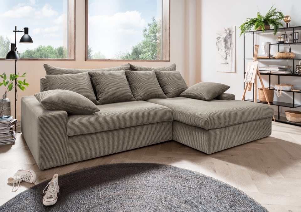 Bild von Ecksofa Avellino von Benformato: Stilvolles und komfortables Breitcord-Sofa mit losen Rückenkissen und beidseitiger Montageoption - erhältlich in Grau, Grau-Braun und Moosgrün