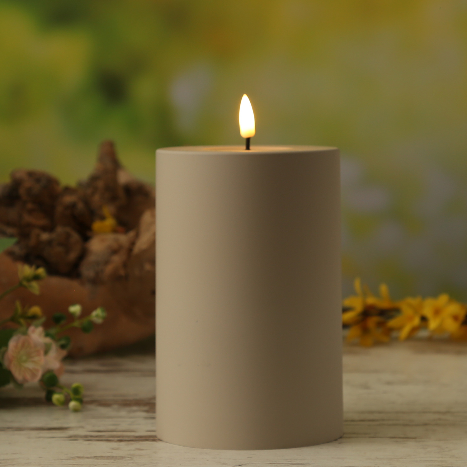 Bild von LED Stumpenkerze MIA - Kunststoff - realistische 3D Flamme - H: 15cm - D: 10cm - für Außen - sand