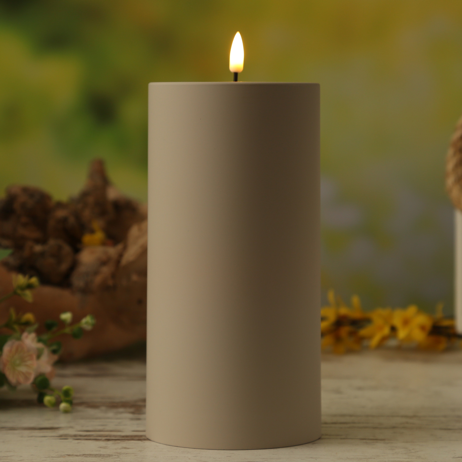 Bild von LED Stumpenkerze MIA - Kunststoff - realistische 3D Flamme - H: 20cm - D: 10cm - für Außen - sand