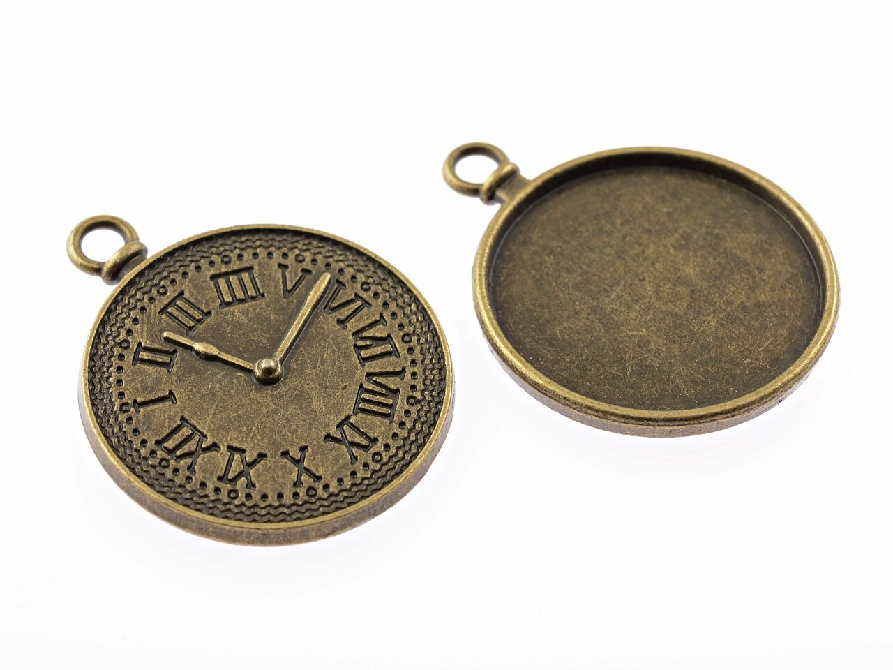 Bild von 2 Fassungen rückseitig mit einer Uhr in 3D geprägt in antik Bronze...