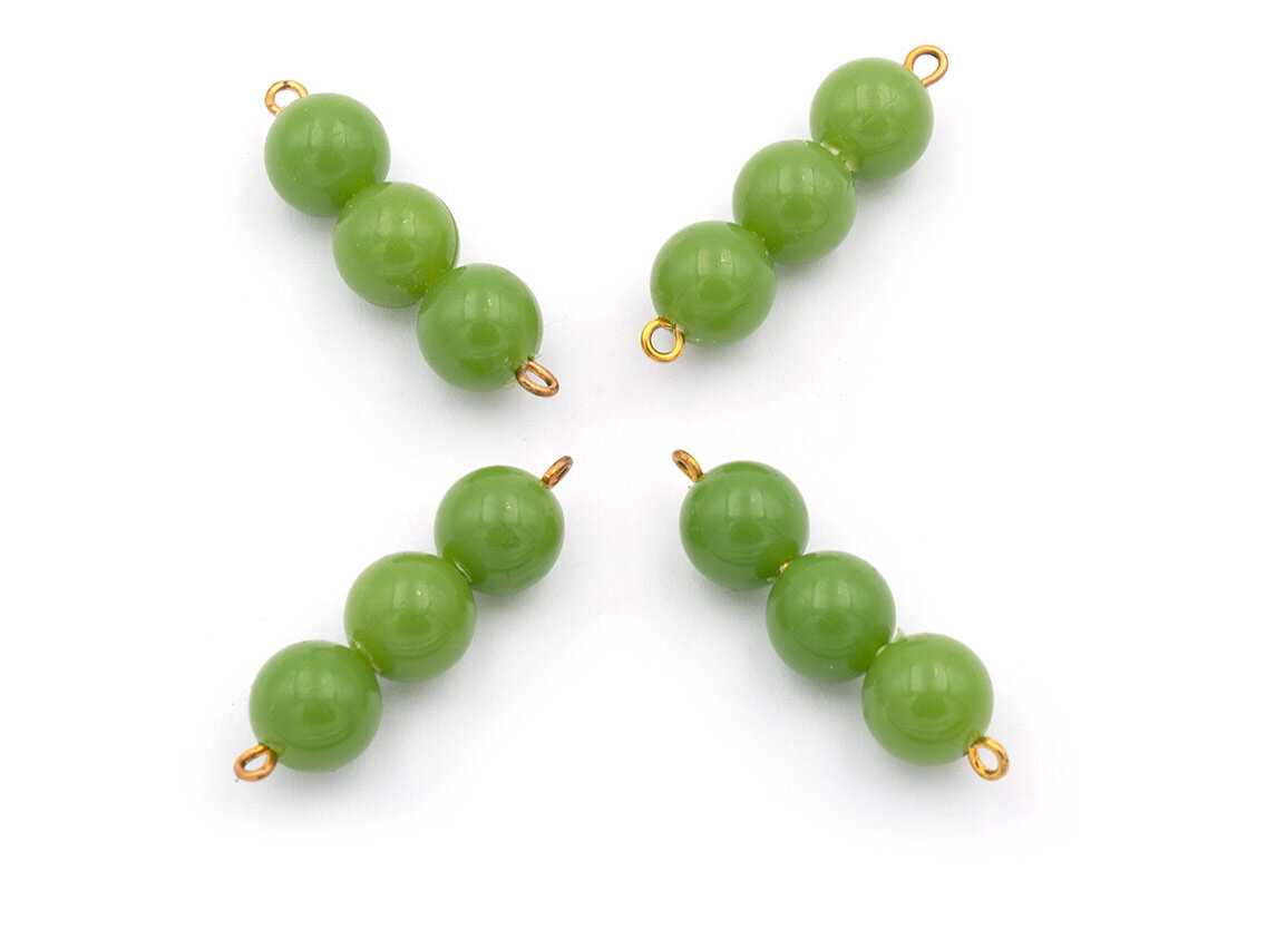 Bild von drei Perlen in olive mit Ösenstift in goldfarben im 4er Set