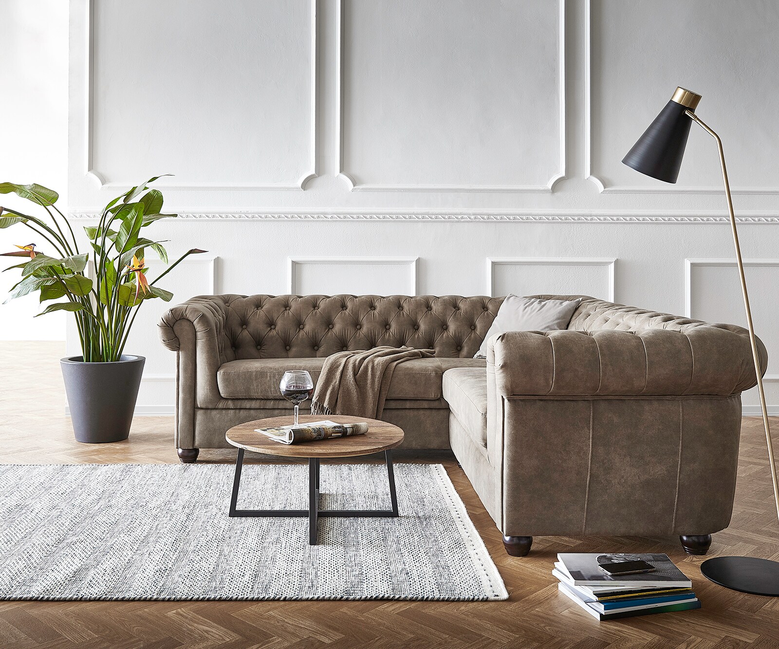 Bild von DELIFE Ecksofa Chesterfield 209x200 cm Taupe Abgesteppt, Ecksofas