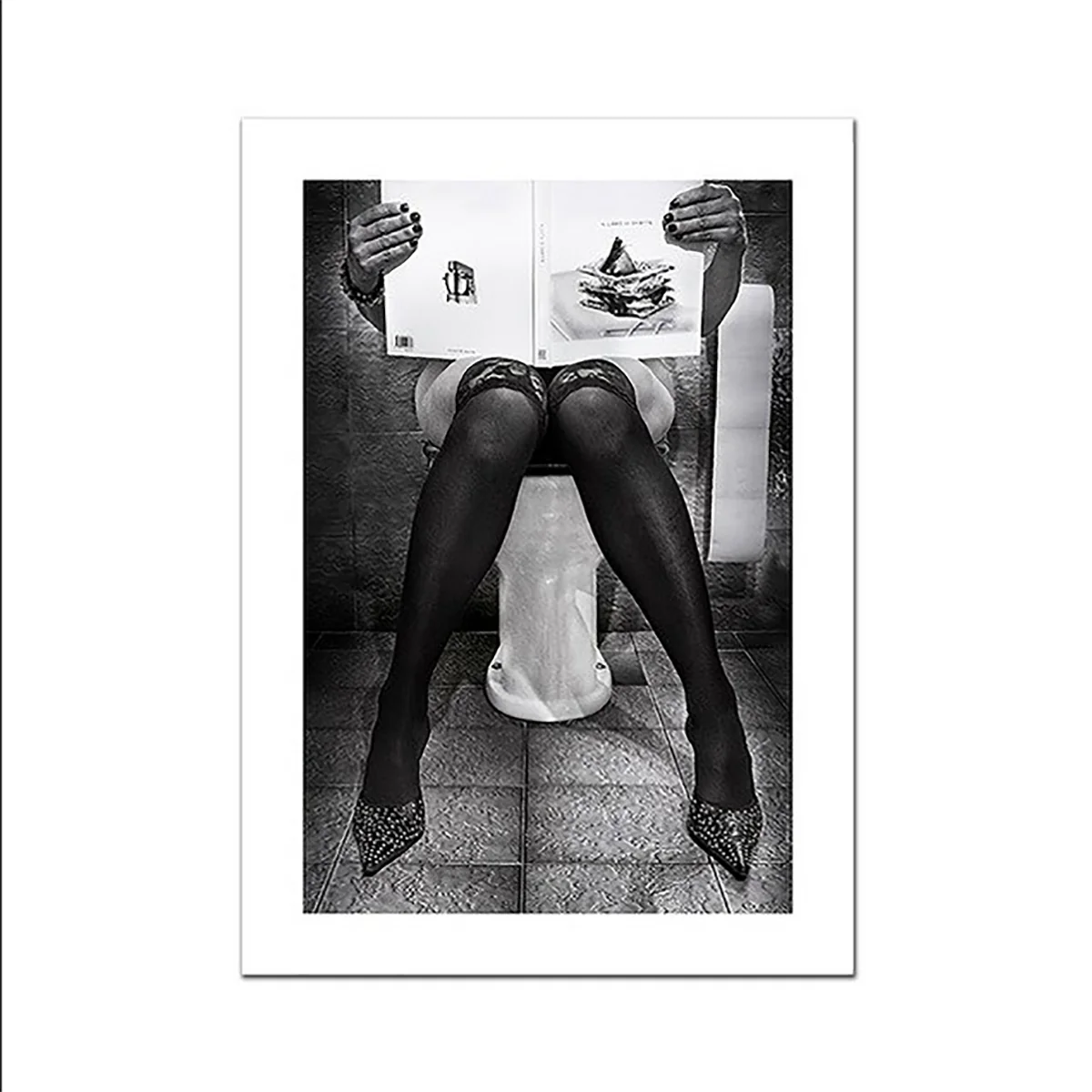 Bild von TPFLiving Poster Leinwand / Dekoration Toilette - Frau liest Zeitung - / Verschiedene Größen - OHNE Rahmen - Modell A - 13x18cm