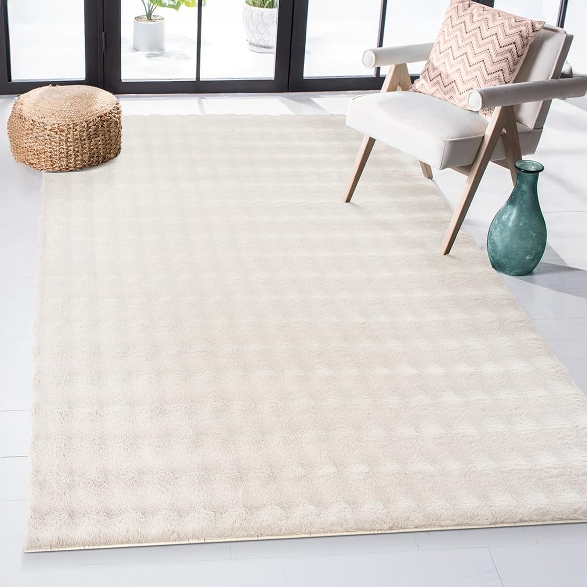 Bild von the carpet Cloudy Flauschiger Kunstfell Wohnzimmer Teppich, Hoch Tief Struktur und Bubble Form, Rutschfester Wohnzimmer Schlafzimmer Teppich, Weiß, 200 x 280 cm