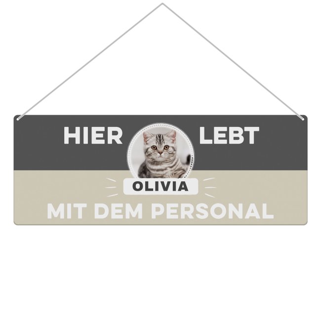 Bild von Outdoorschild mit Spruch - Hier Lebt X mit dem Personal - mit Fotos & Namen
