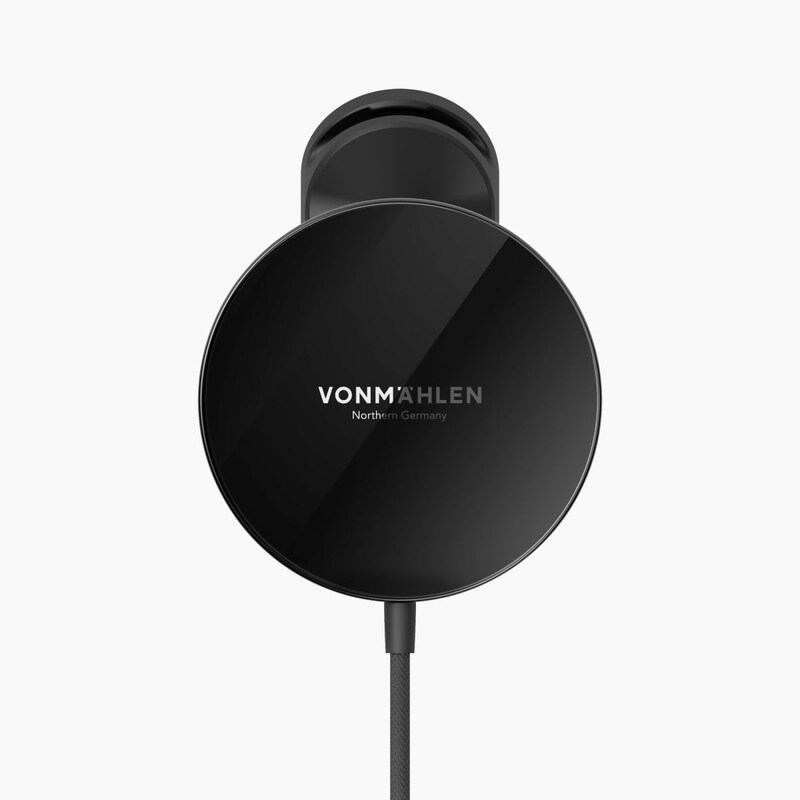 Bild von Vonmählen Aura Car magnetisches WL Auto-Charging Pad schwarz - Aura Car ist das magnetische Wireless Charging Pad für dein Auto von Vonmählen und verfügt über eine frei justierbare Befestigung für nahezu alle Belüftungsgitter. Das minimalistisch designte Wireless Charging Pad ist gefertigt aus hochwertigen Materialien wie gehärtetem Glas und Aluminium und ist kompatibel mit allen MagSafe-fähigen Endgeräten. Aura Car lädt diese deine Geräte schnell und kabellos mit bis zu 15 W - auch kompatibel mit MagSafe-fähigen Handyhüllen.    Lieferumfang: 1x Aura Car - 1x USB-A Adapter - 1x Befestigungssystem für Lüftungsschlitze - Quick-Start-Guide (AUC00005)