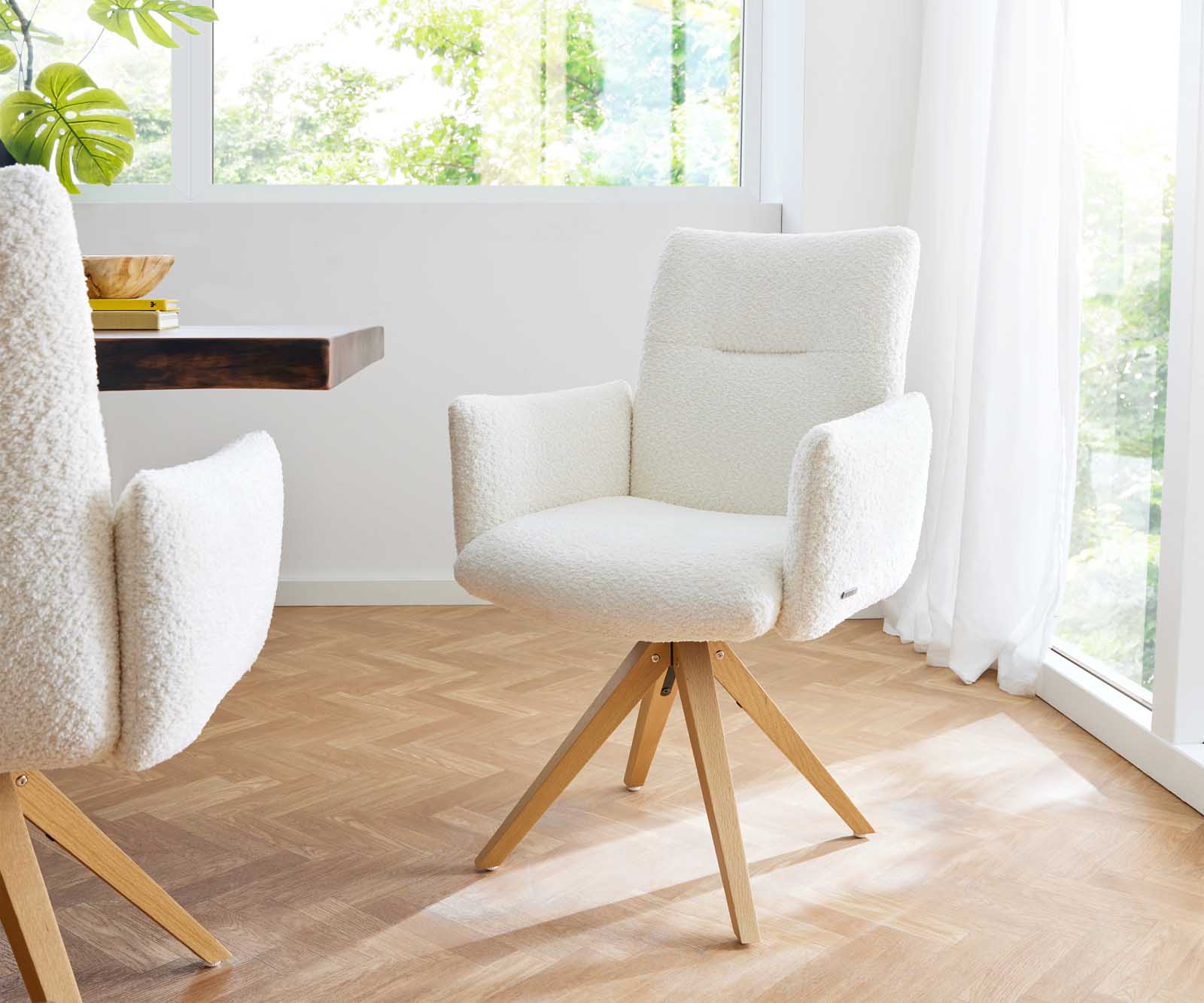 Bild von DELIFE Drehstuhl Jova-Flex mit Armlehnen Bouclé Weiß Holzgestell kantig Natur 180° drehbar Taschenfederkern, Esszimmerstühle