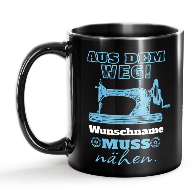 Bild von Schwarze Tasse mit Spruch - Aus dem Weg -Name- muss Nähen - mit Name personalisieren - Blau