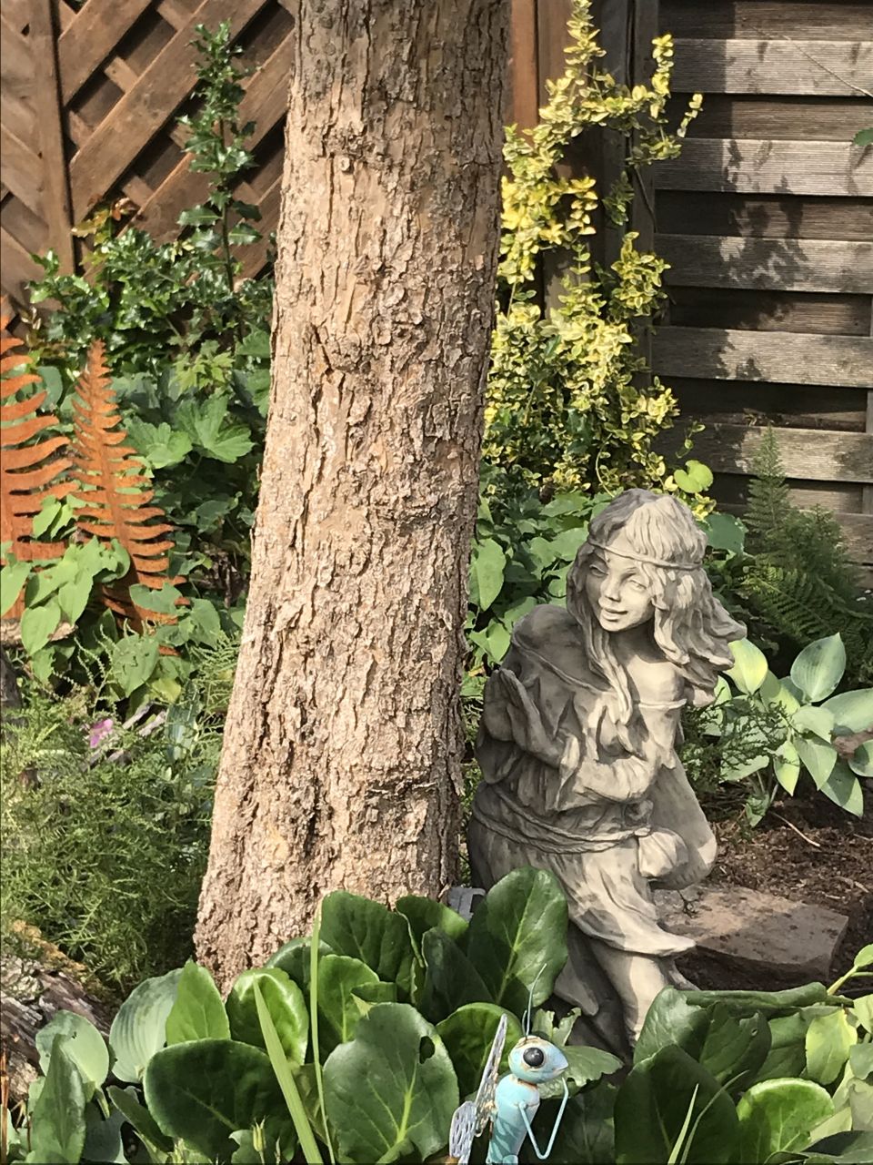 Bild von Gartenfigur Waldbewohnerin versteckt "BRÜNHILD", Steinguss - Original von Vid...