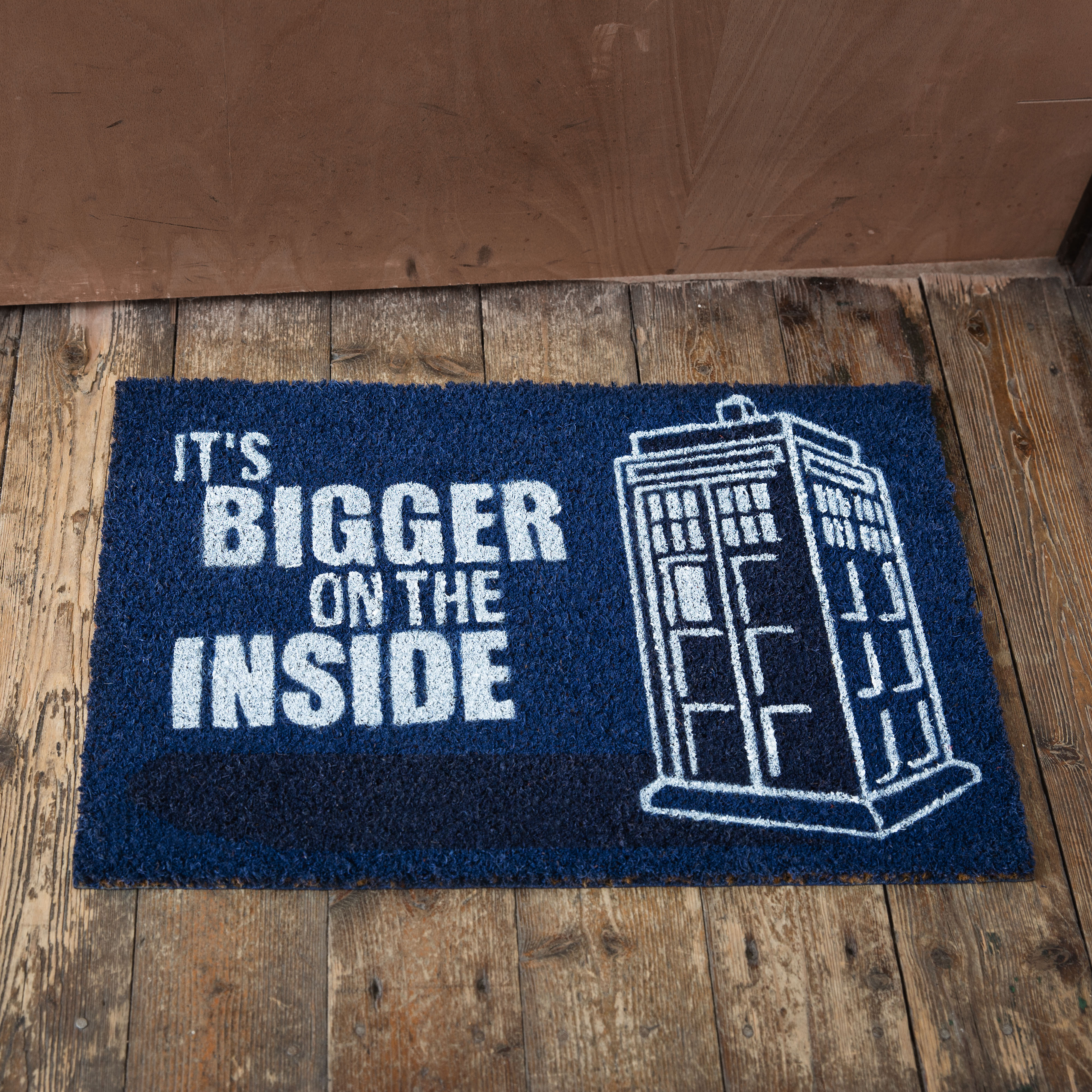 Bild von getDigital It´s bigger on the Inside Polizeibox Fußmatte - Hochwertige Türmatte für Geeks, Nerds und Sci-Fi Fans - Aus 100% Natürlicher Kokosfaser, 60 x 40 cm