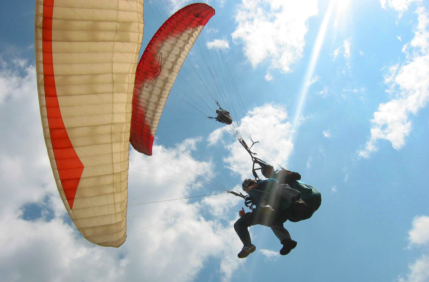 Bild von Pärchenflug mit 2 Gleitschirmen Schweiz
