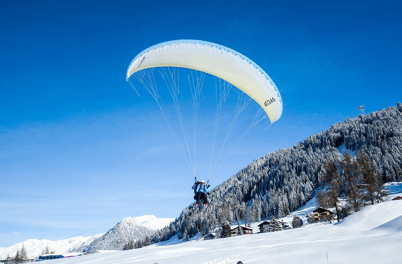 Bild von Gleitschirm-Tandemflug mit Ski-Start Raum Davos