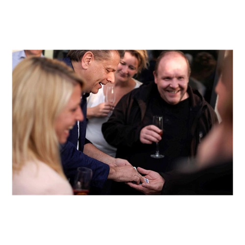 Bild von JOCHEN SCHWEIZER Geschenkgutschein: Dinner in The Dark & Magie Show für 2