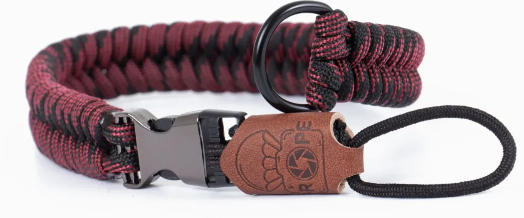 Bild von C-Rope Kamera Handschlaufe The Claw aus handgeflochtenem Paracord. Kameragurt mit Schnellverschluss-System, Schwarz-Rot