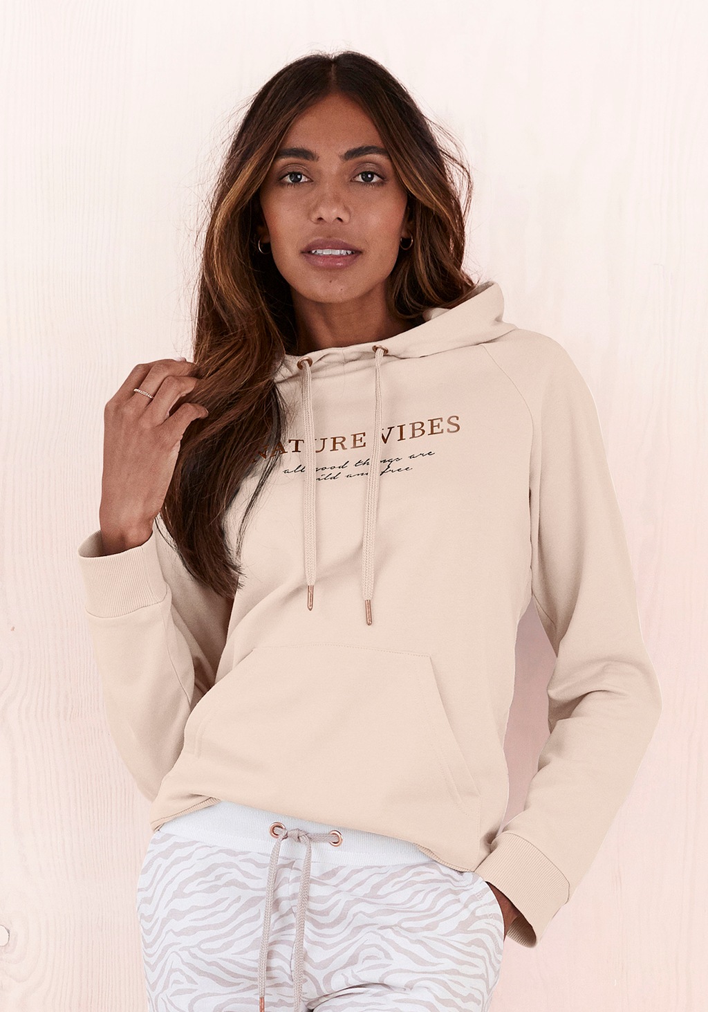 Bild von LASCANA Hoodie, mit Kängurutasche, Loungeanzug