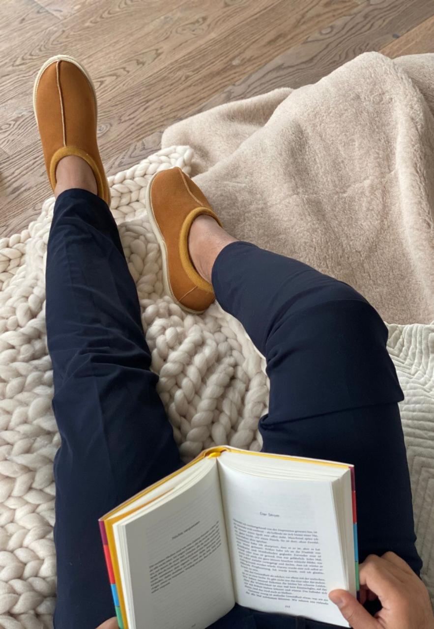 Bild von Hollert Herren Lammfell Hausschuhe Schäfer Jakob Halbschuhe Fellschuhe 100% Merino Schaffell atmungsaktiv warm Schuhgröße 44, Farbe Cognac