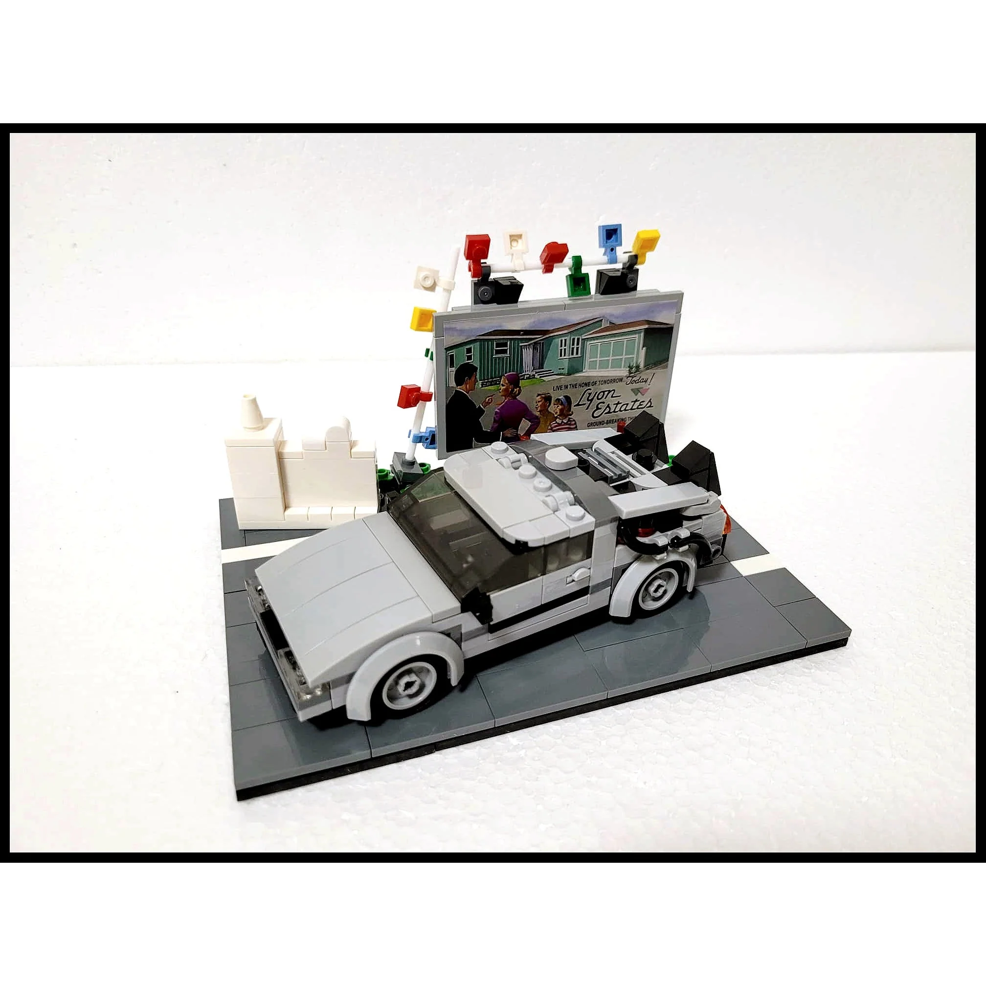 Bild von Modbrix 8023 - 1955 Hill Valley Diorama inkl. DMC Zeitmaschine - 368 Klemmbausteine