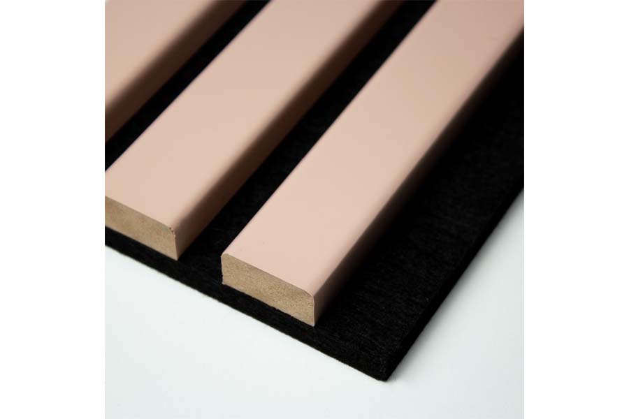 Bild von Akustikpaneele, schallabsorbierend, lachsfarbene Lamellen auf schwarzem Filz, Abmessung: 60 x 240 cm