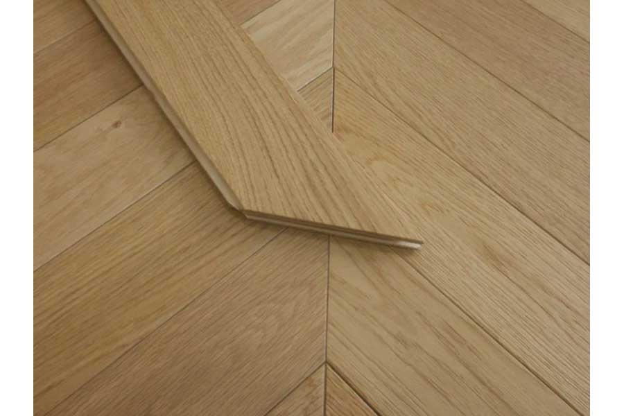 Bild von Premium Eiche Parkett, Chevron, Select Sortierung, matt lackiert, gebürstet, 14 mm (S) x 90 mm (B) x 510 mm (L) Nut- und Feder Verbindung (1,836 m² / Paket)