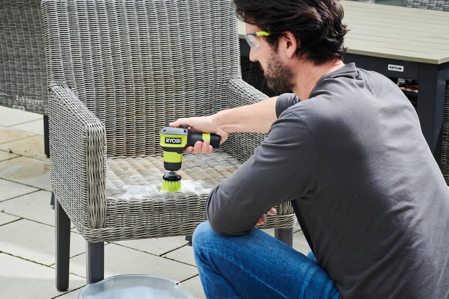 Bild von RYOBI 4 V USB-LITHIUM Mini-Akku-Reinigungsbürste RSCR4-0, für die einfache Reinigung von Waschbecken, Duschkabinen, ohne Akku und Ladegerät