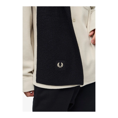 Bild von Fred Perry Waffle Knit Patch Branded Rib Schal – Schwarz/Oatmeal