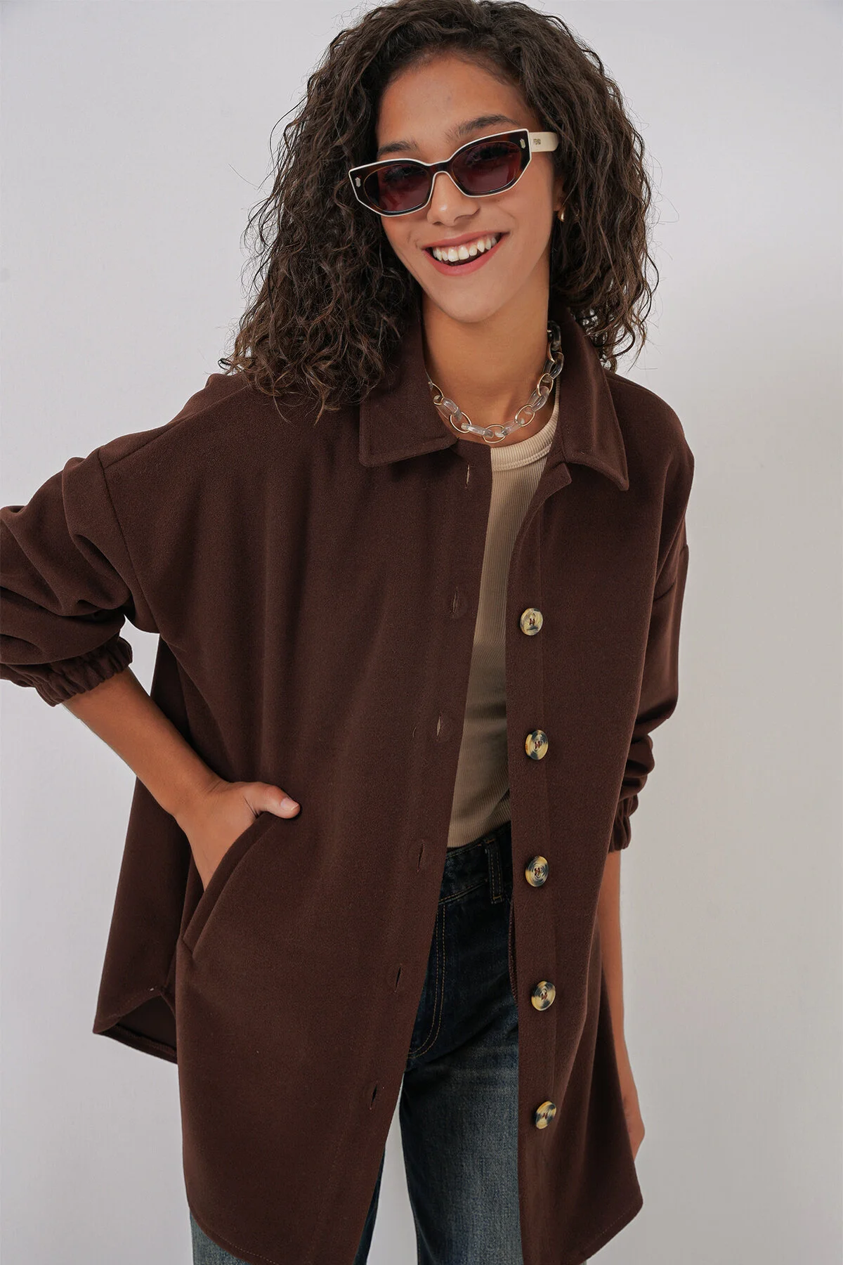 Bild von Bigdart Modell 0674 – Braunes Oversize-hemd Mit Taschen für Damen - 40